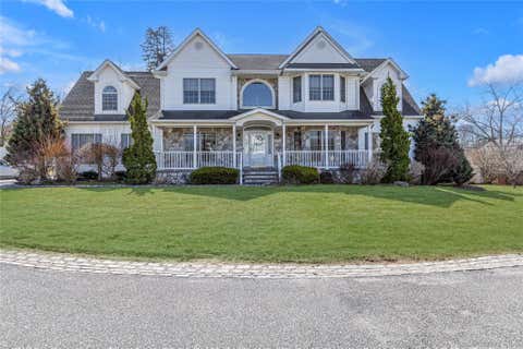 Homes For Sale - 4 Gianna Court<br/> Hauppauge, NY 11788