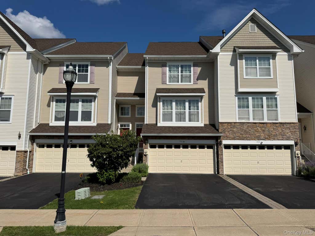 Photo of 806 Hawthorn Way, New Windsor, NY 12553 (MLS # 1042554)