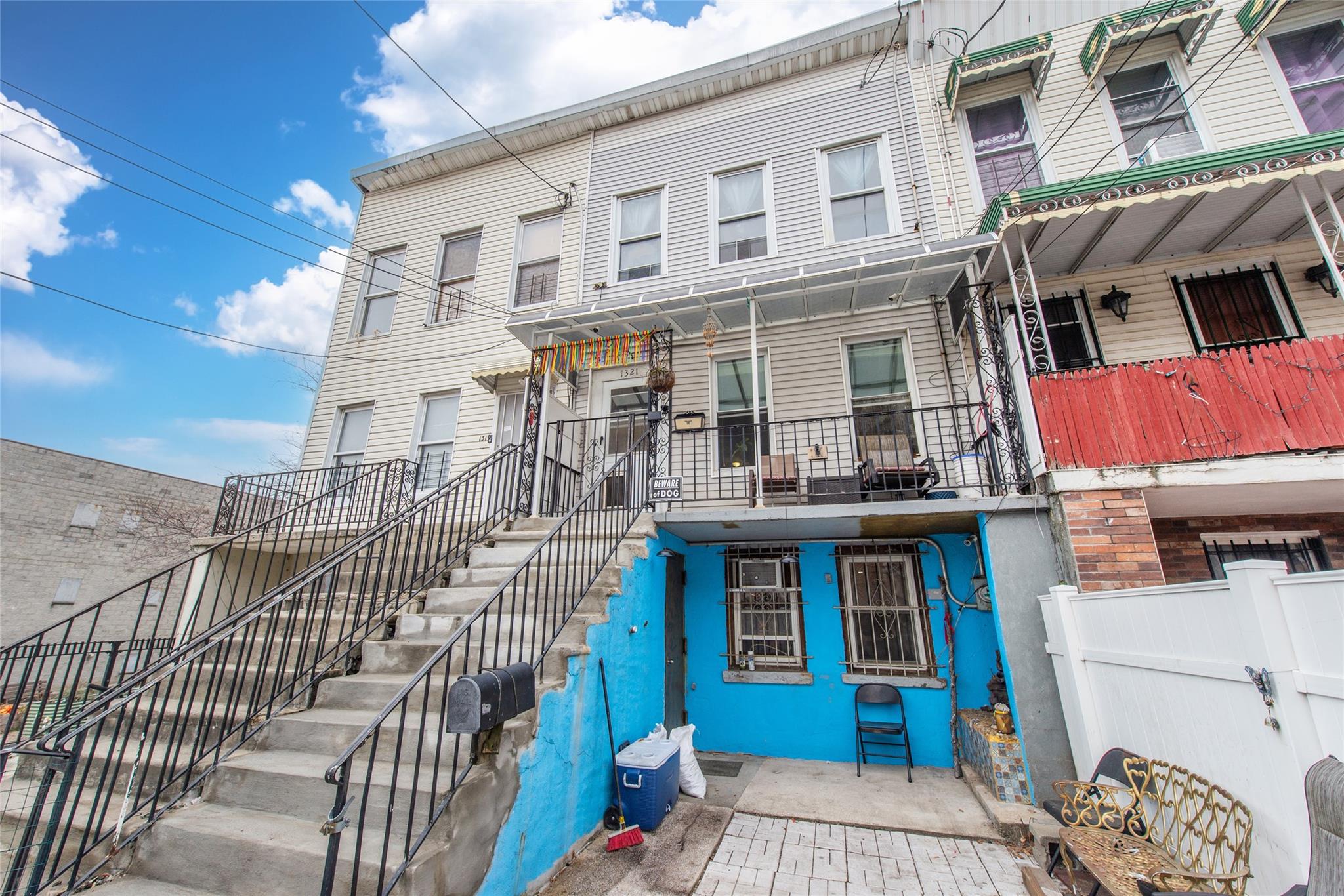 Bristow Street, Bronx, New York - 3 Bedrooms  
3 Bathrooms  
9 Rooms - 