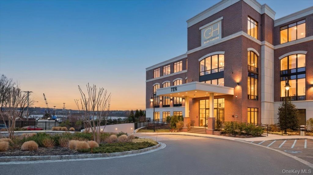 Photo of 10 Shore Road #108, Glenwood Landing, NY 11547 (MLS # 957375)