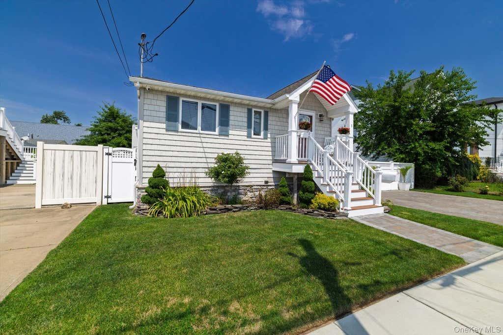 Photo of 1 Court Street E, East Rockaway, NY 11518 (MLS # 1029662)