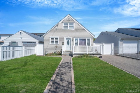 Homes For Sale - 82 E Seacrest Avenue<br/> Lindenhurst, NY 11757