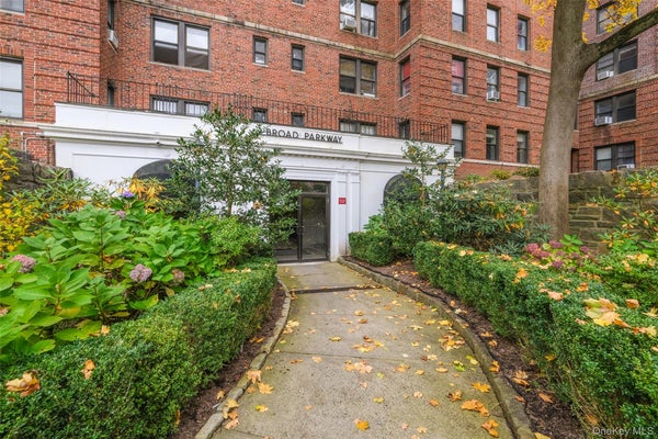 1 BROAD PKWY APT 4L, WHITE PLAINS, NY 10601 - Image bb3e29f92206e75a8bf3d2fbc5d8b7ca/2689502288