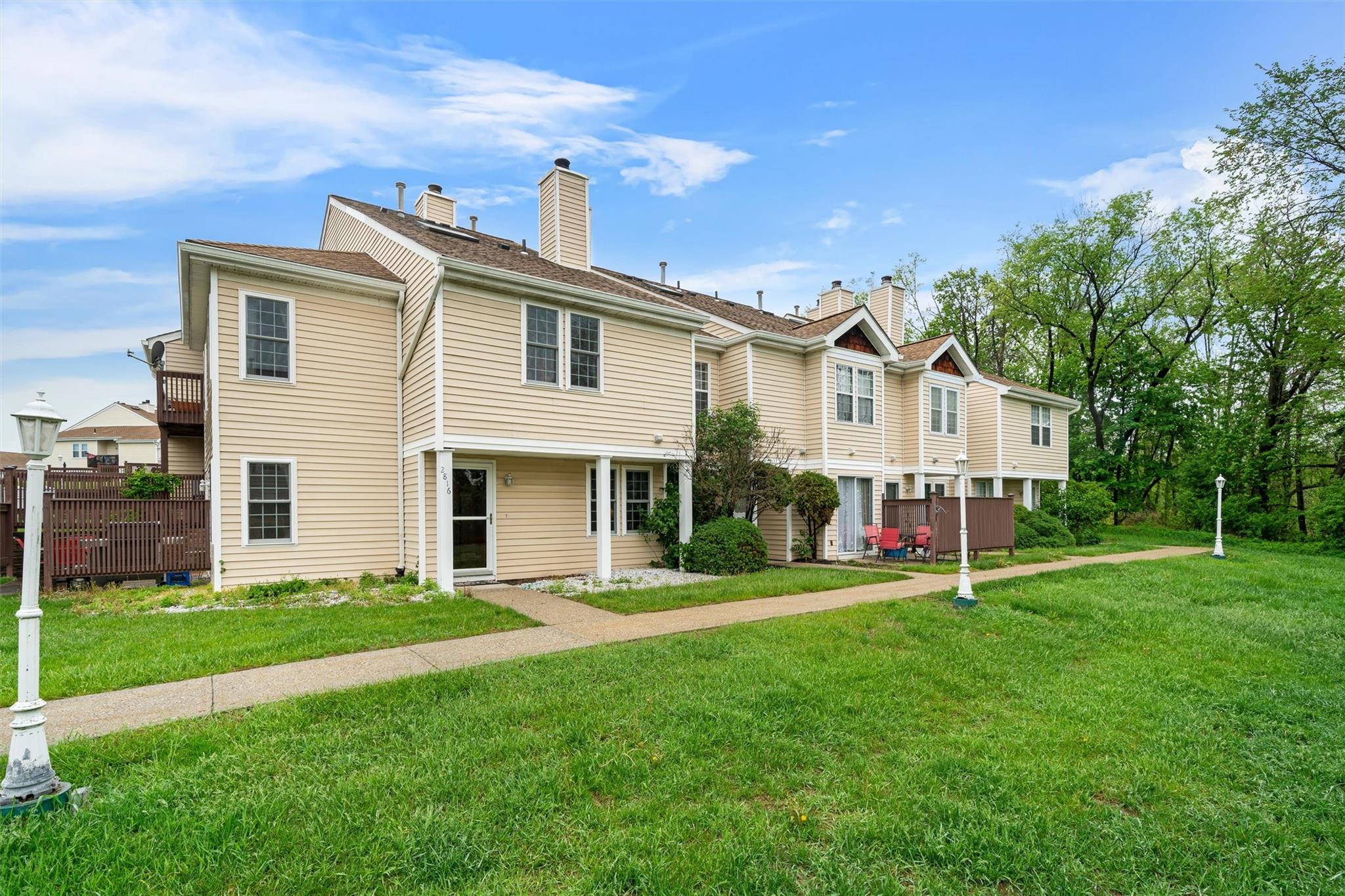2816 Whispering Hills
