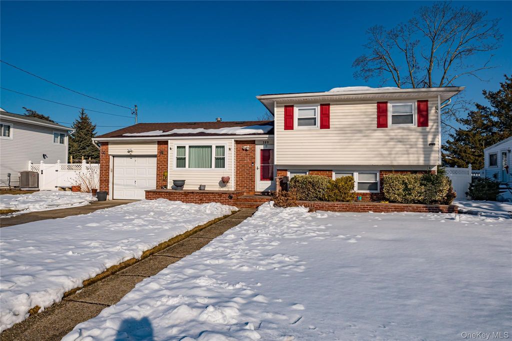 Photo of 389 Beebe Court, North Babylon, NY 11703 (MLS # 962231)