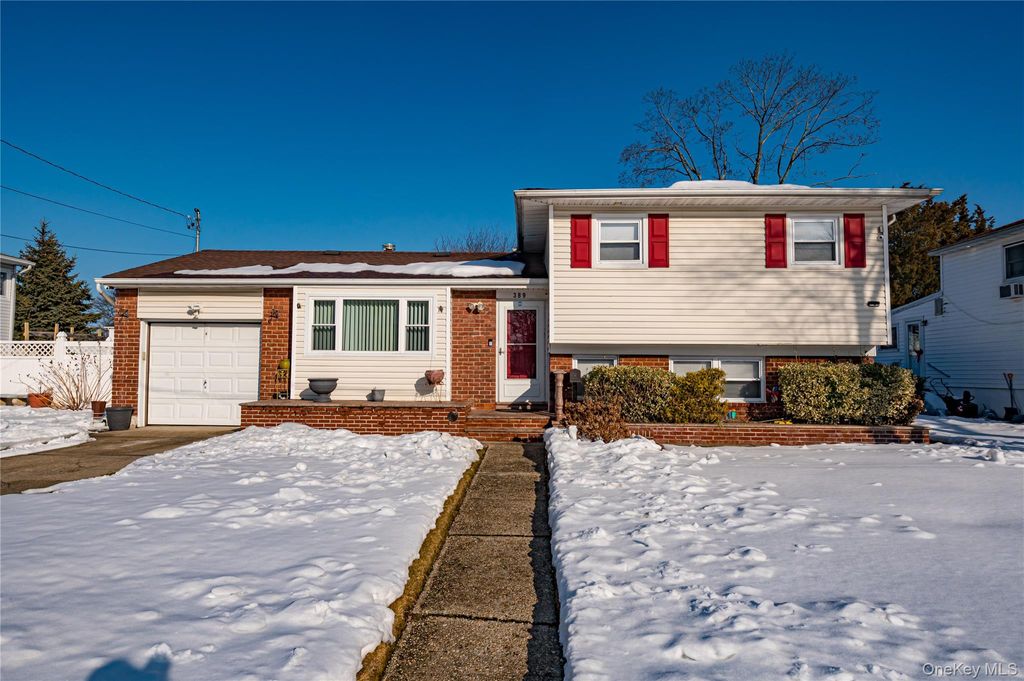 Photo of 389 Beebe Court, North Babylon, NY 11703 (MLS # 962231)