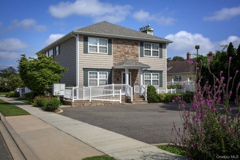 Apartment For Rent - 276 Eastern Parkway #276-02<br/> Nassau County, Farmingdale, NY 11735