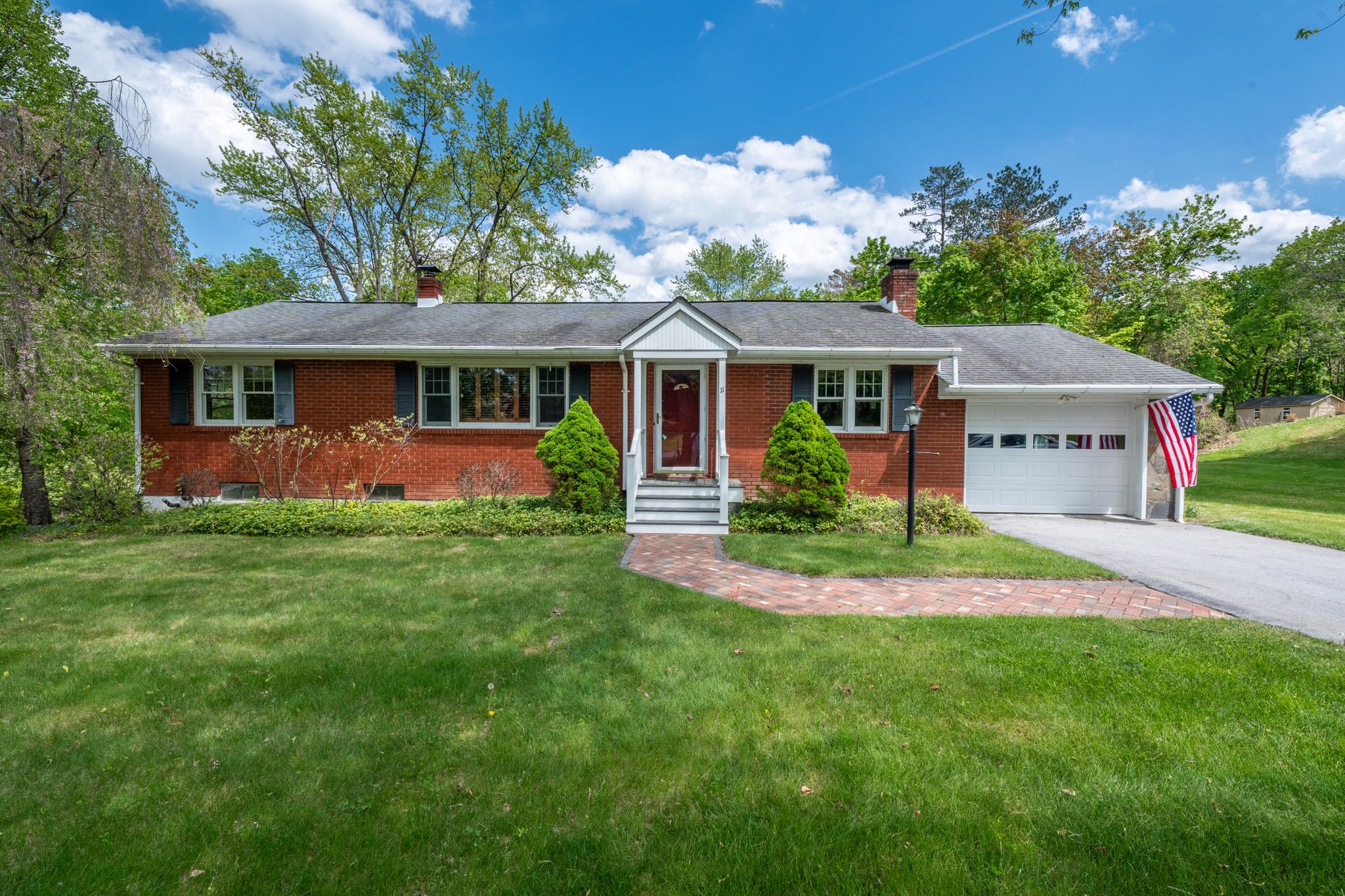 Mcintosh Drive, Poughkeepsie, New York - 3 Bedrooms  
2 Bathrooms  
8 Rooms - 