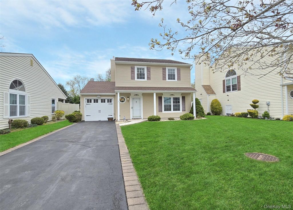 Photo of 7 Peacock Path, Coram, NY 11727 (MLS # 988397)