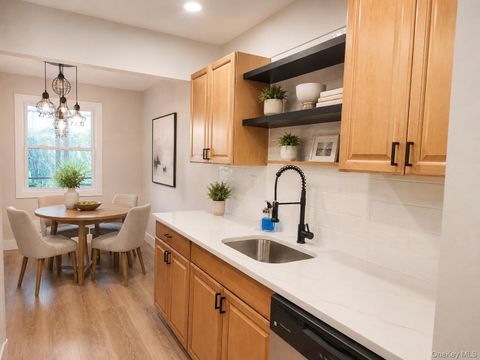 Condo For Sale - 145 New Holland Village<br/> Nanuet, NY 10954