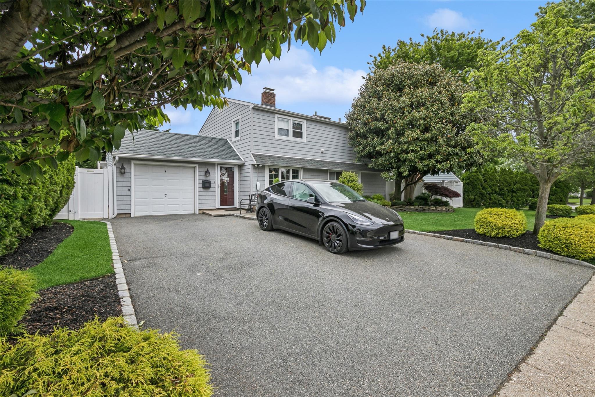 8 Ripple Lane, Levittown, New York image 1