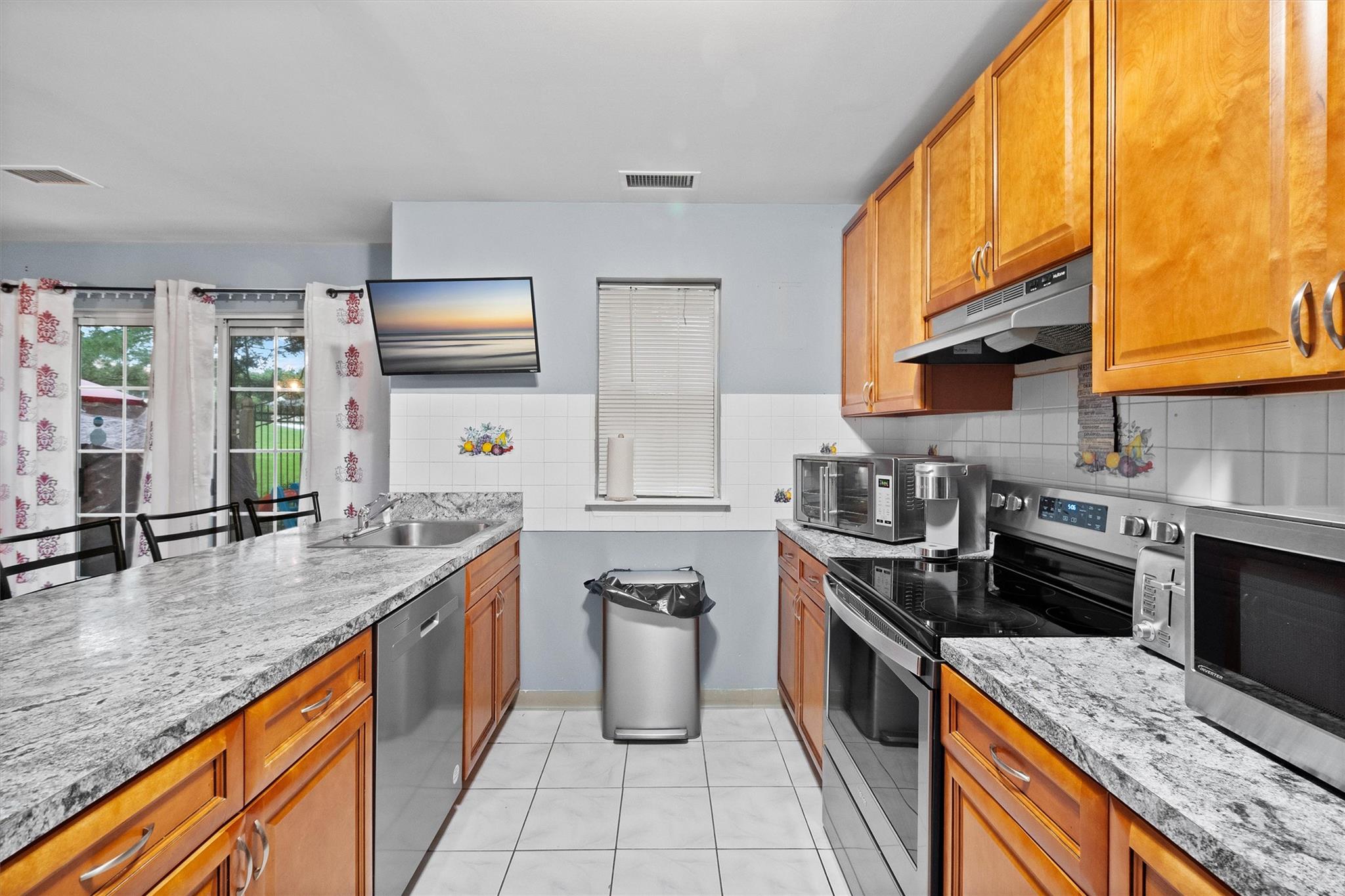 124 Creekside Circle, Spring Valley, New York image 5