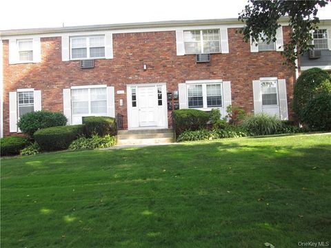 Photo of 53 Doxbury Lane, Suffern, NY 10901 (MLS # 920442)