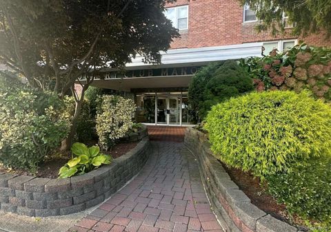 Photo of 250 W Merrick Road #2F, Freeport, NY 11520 (MLS # 912038)