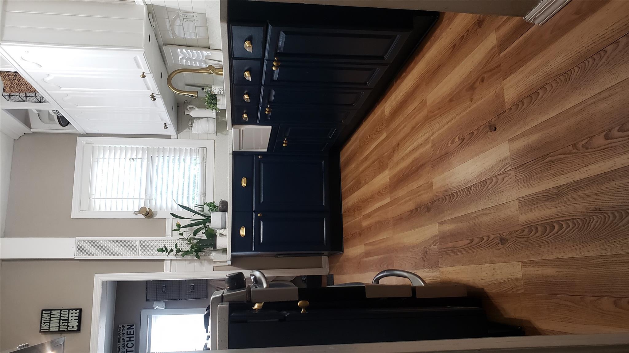 Logan Avenue, Bronx, New York - 3 Bedrooms  
2 Bathrooms  
5 Rooms - 