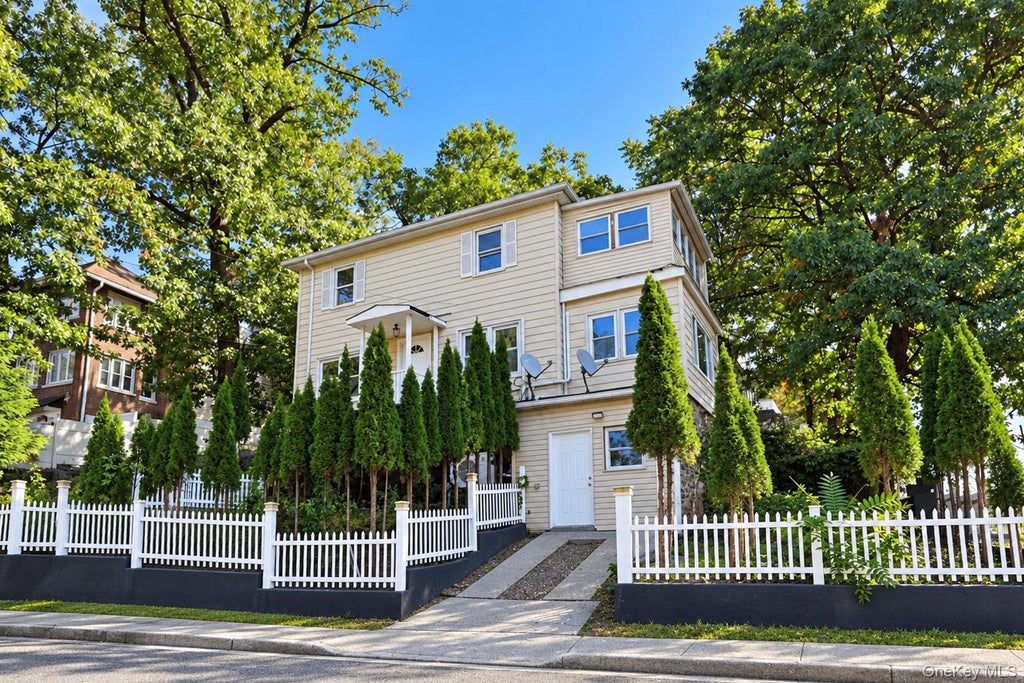 Photo of 125 Caryl Avenue, Yonkers, NY 10705 (MLS # 1062967)