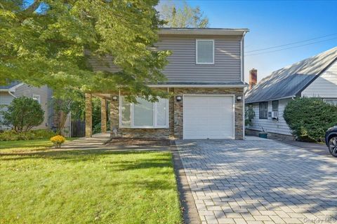Photo of 54 Fairfield Avenue, Port Washington, NY 11050 (MLS # 926587)