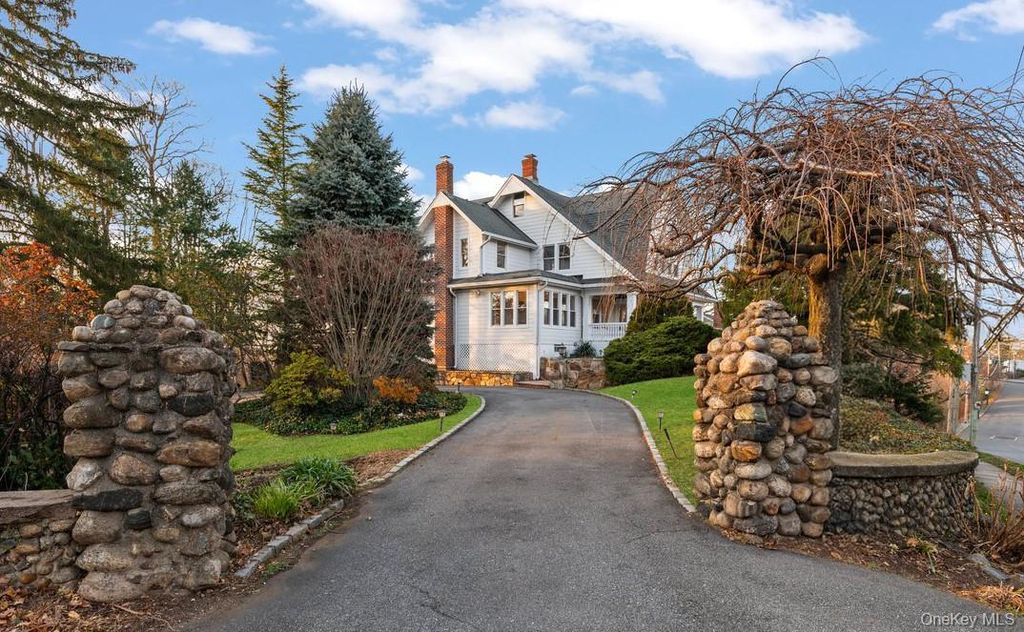 Photo of 68 Carlton Avenue, Port Washington, NY 11050 (MLS # 941307)