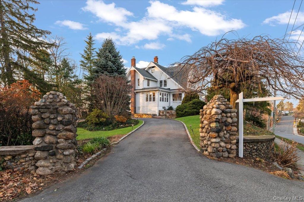 Photo of 68 Carlton Avenue, Port Washington, NY 11050 (MLS # 941307)