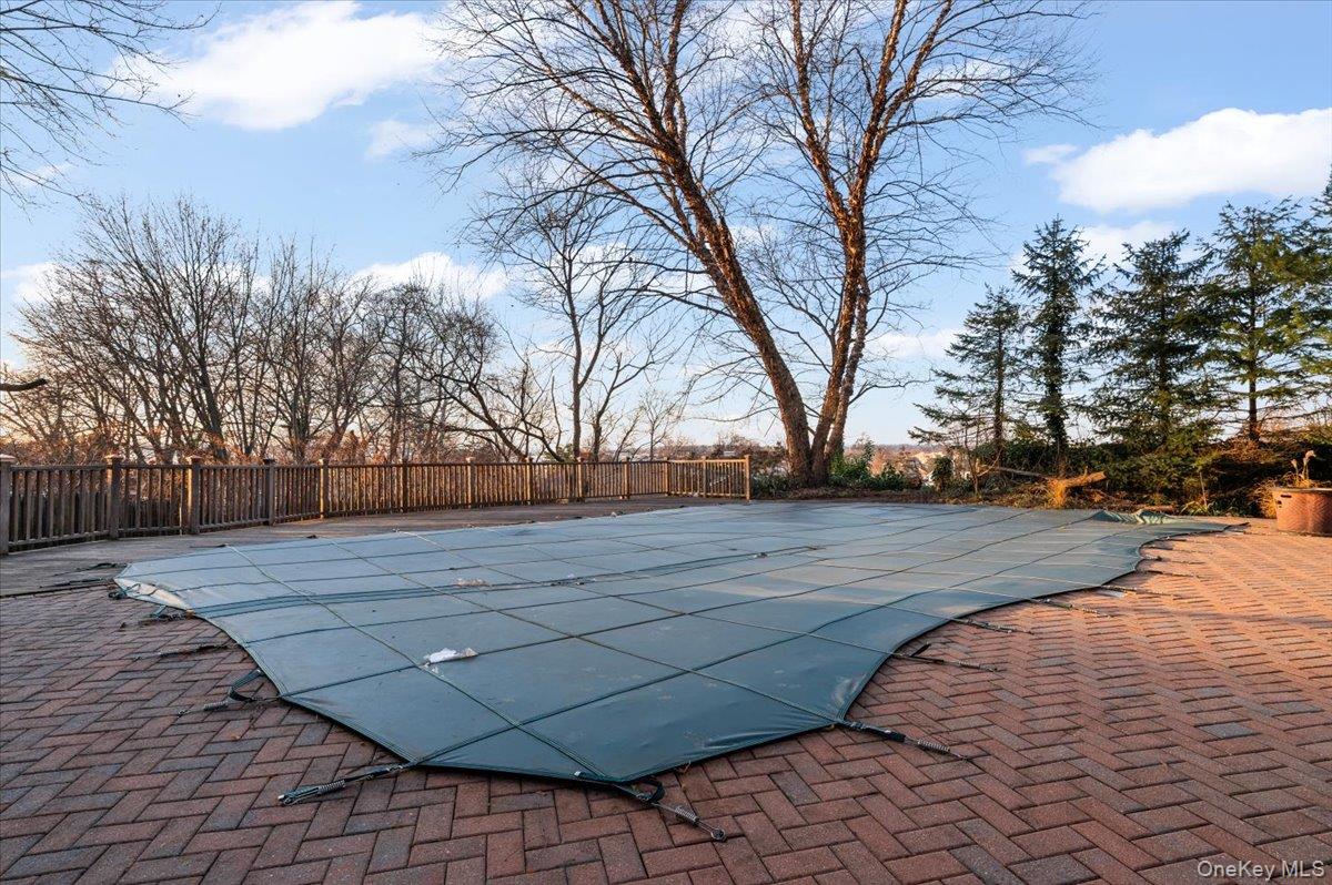 Port Washington, New York 11050, United States, 4 Bedrooms Bedrooms, ,3 BathroomsBathrooms,Residential,Active,253625