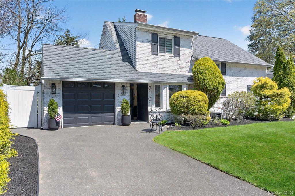 Photo of 2101 Salisbury Park Drive, Westbury, NY 11590 (MLS # 989045)