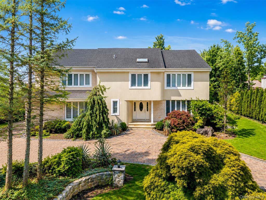 Photo of 40 Bristol Drive, Manhasset, NY 11030 (MLS # 1042580)