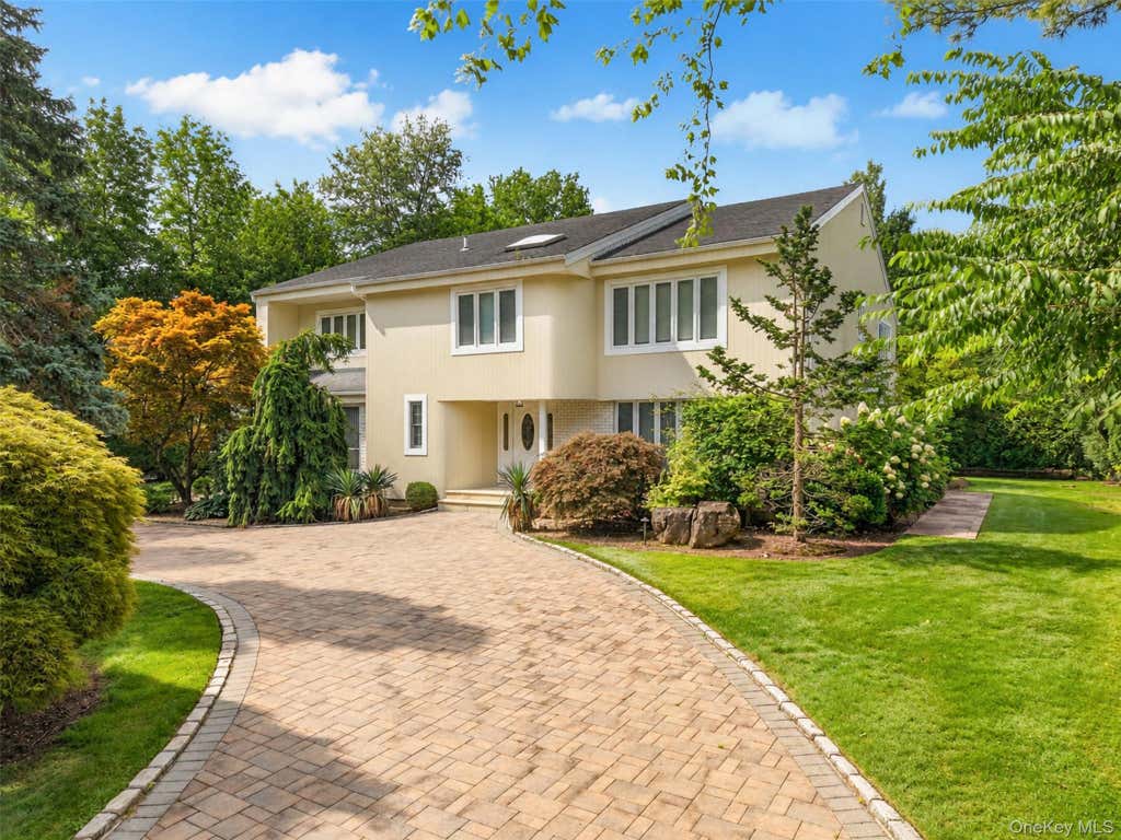 Photo of 40 Bristol Drive, Manhasset, NY 11030 (MLS # 1042580)