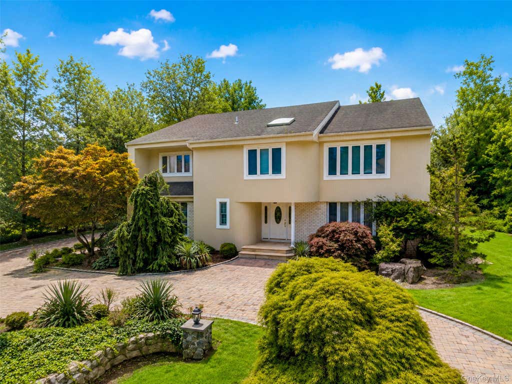 Photo of 40 Bristol Drive, Manhasset, NY 11030 (MLS # 1042580)