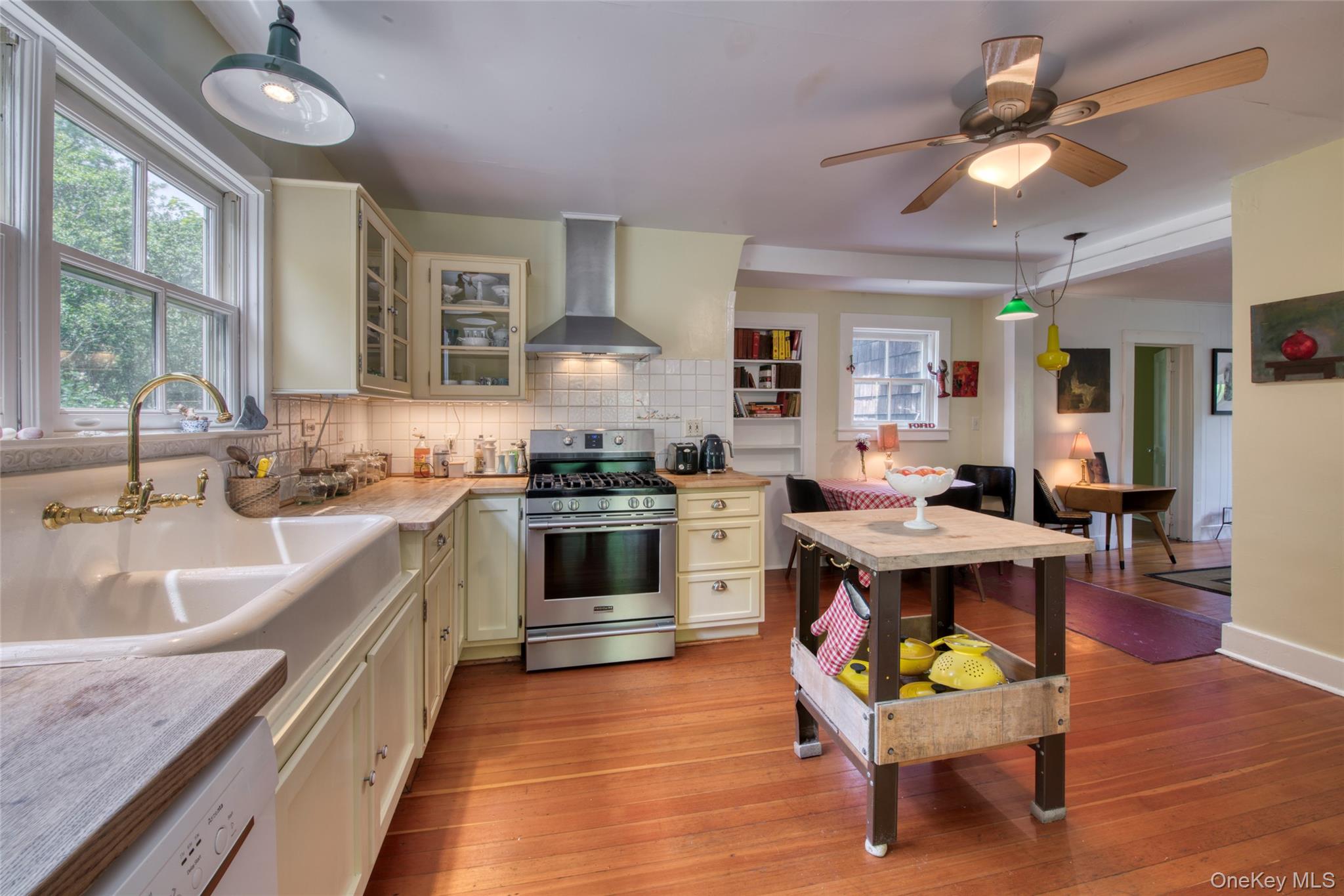 733 Herricks Lane