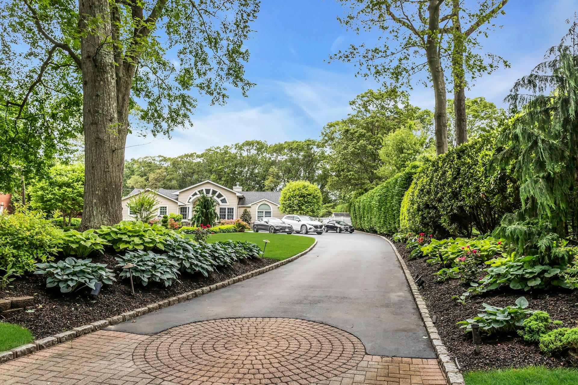 21 Buttonwood Drive, Dix Hills, New York image 2