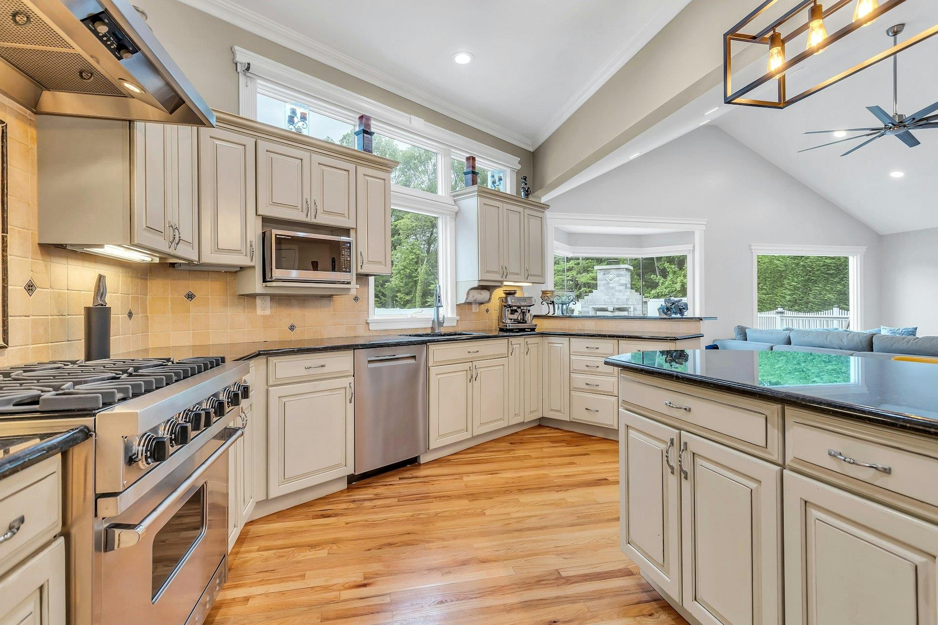 21 Buttonwood Drive, Dix Hills, New York image 9