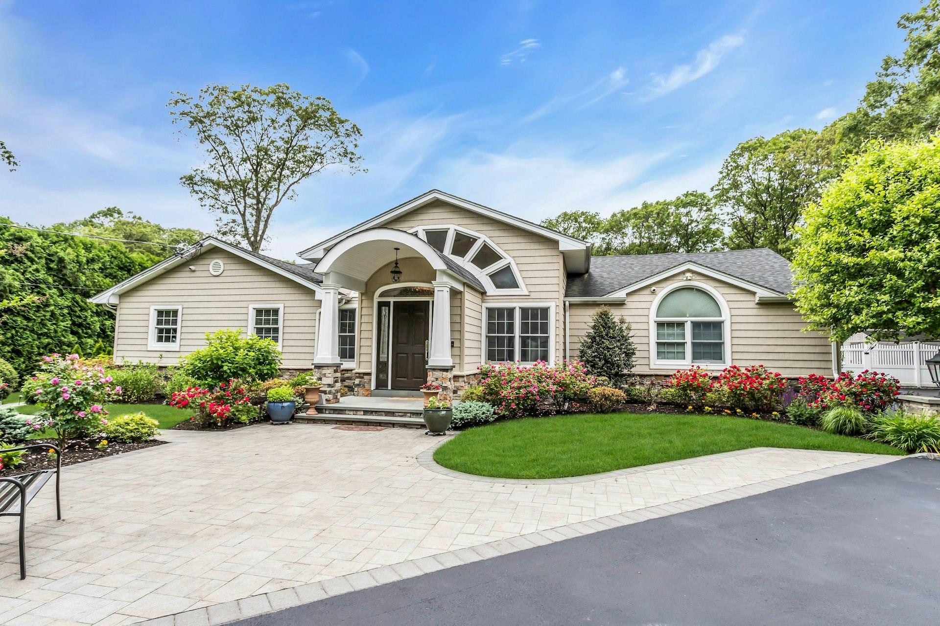 21 Buttonwood Drive, Dix Hills, New York image 1