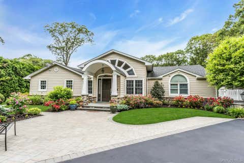 Homes For Sale - 21 Buttonwood Drive<br/> Suffolk County, Dix Hills, NY 11746