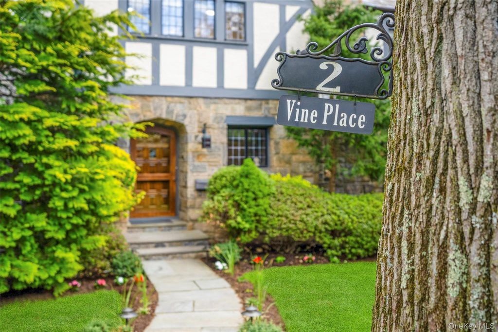 Photo of 2 Vine Place, Larchmont, NY 10538 (MLS # 975668)