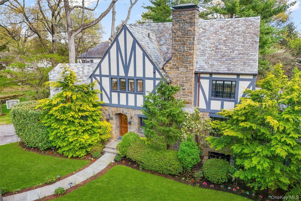 Photo of 2 Vine Place, Larchmont, NY 10538 (MLS # 975668)