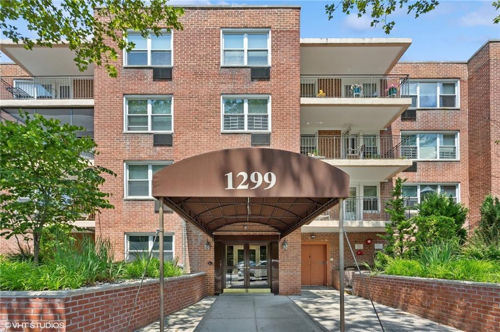 Palmer Avenue 312, Mamaroneck, New York - 2 Bedrooms  
2 Bathrooms  
4 Rooms - 