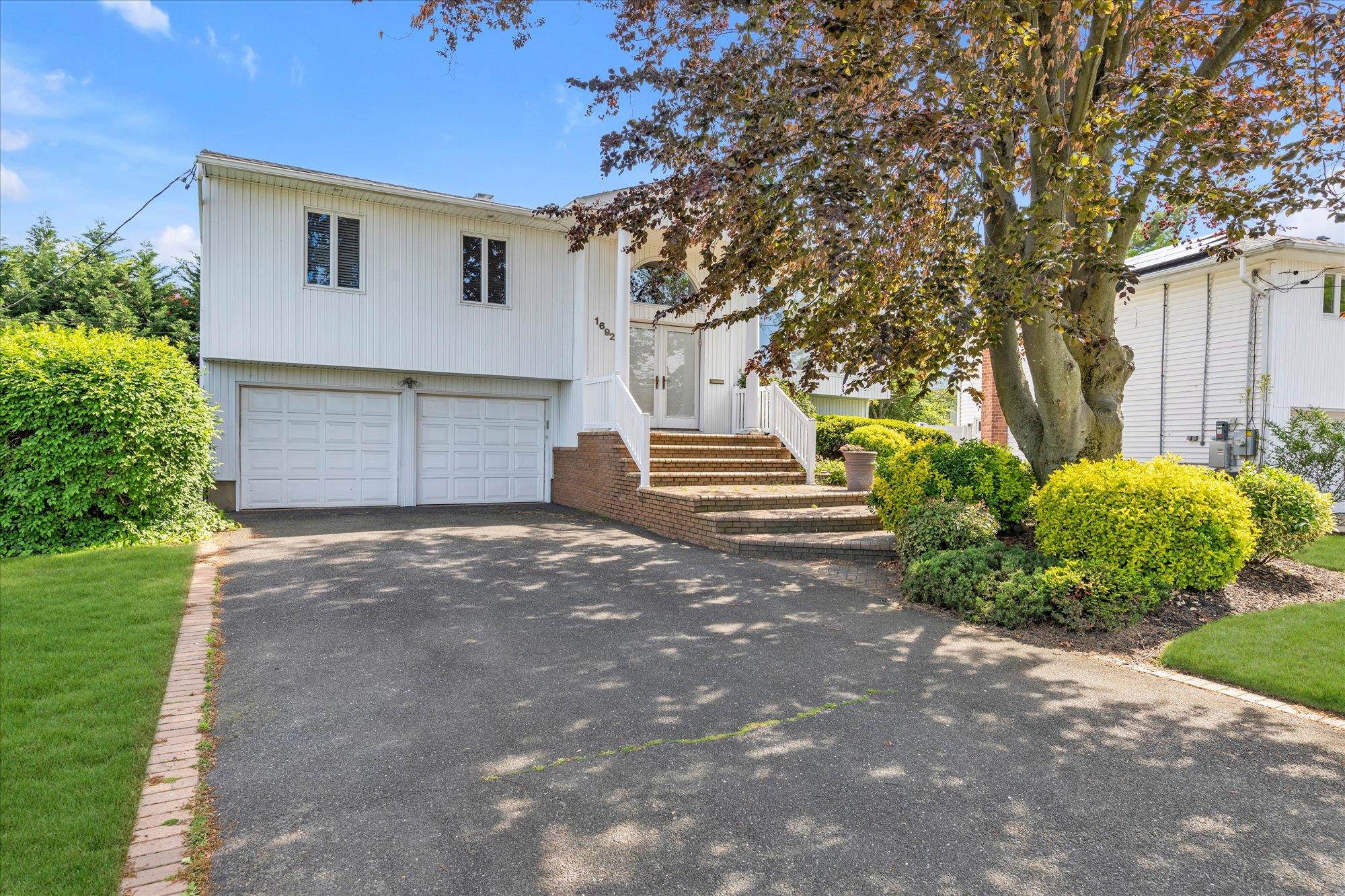 1692 North Gate, Merrick, New York image 21