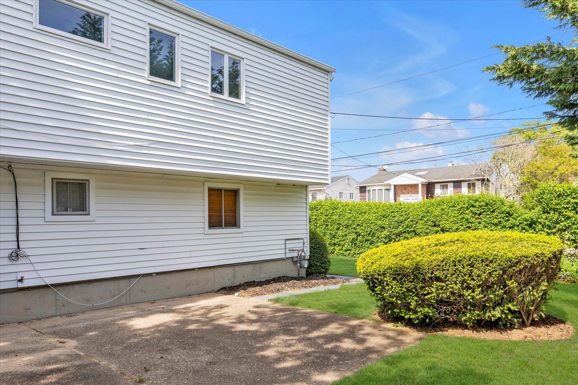 1692 North Gate, Merrick, New York image 20