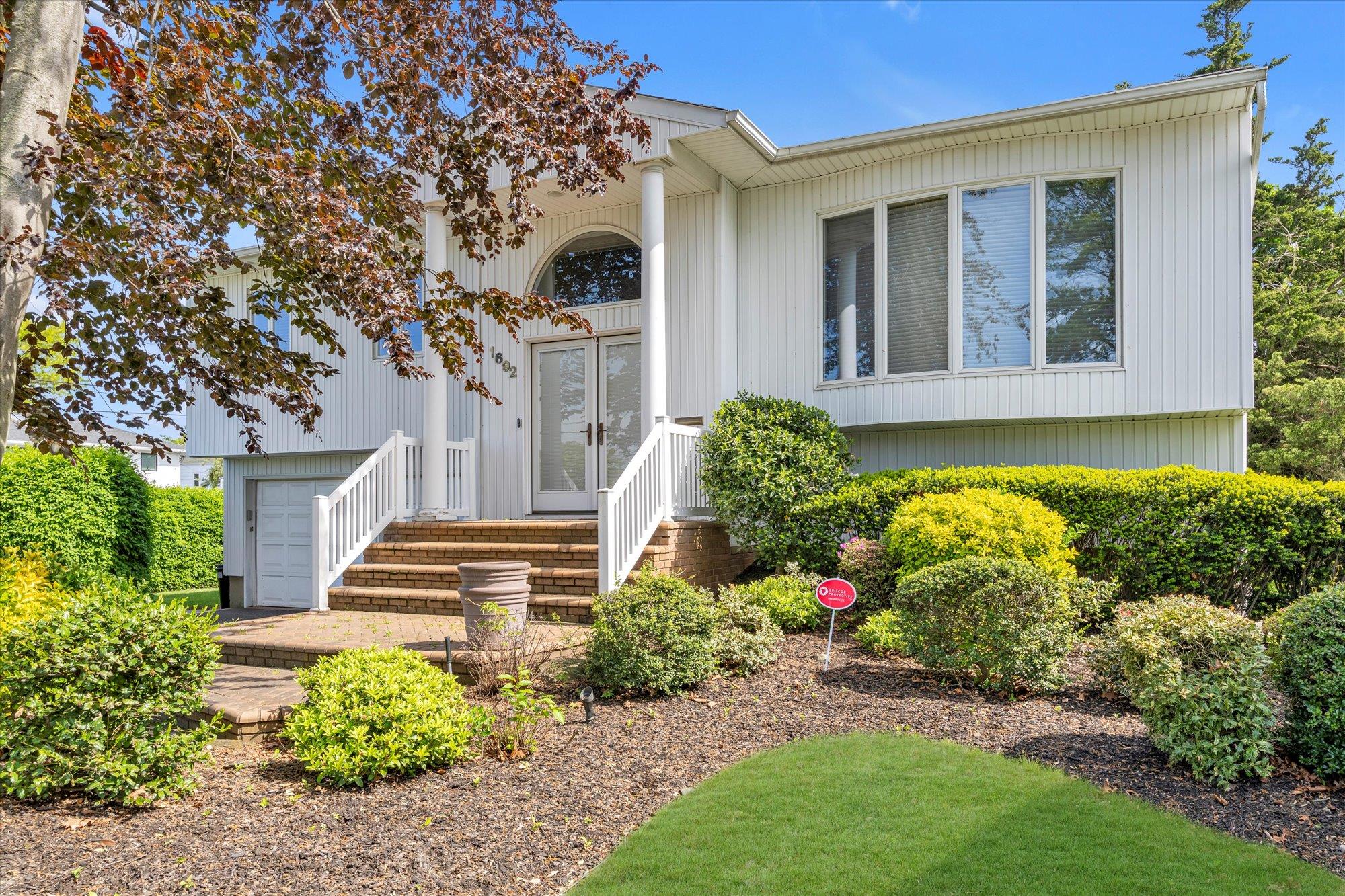 1692 North Gate, Merrick, New York image 1