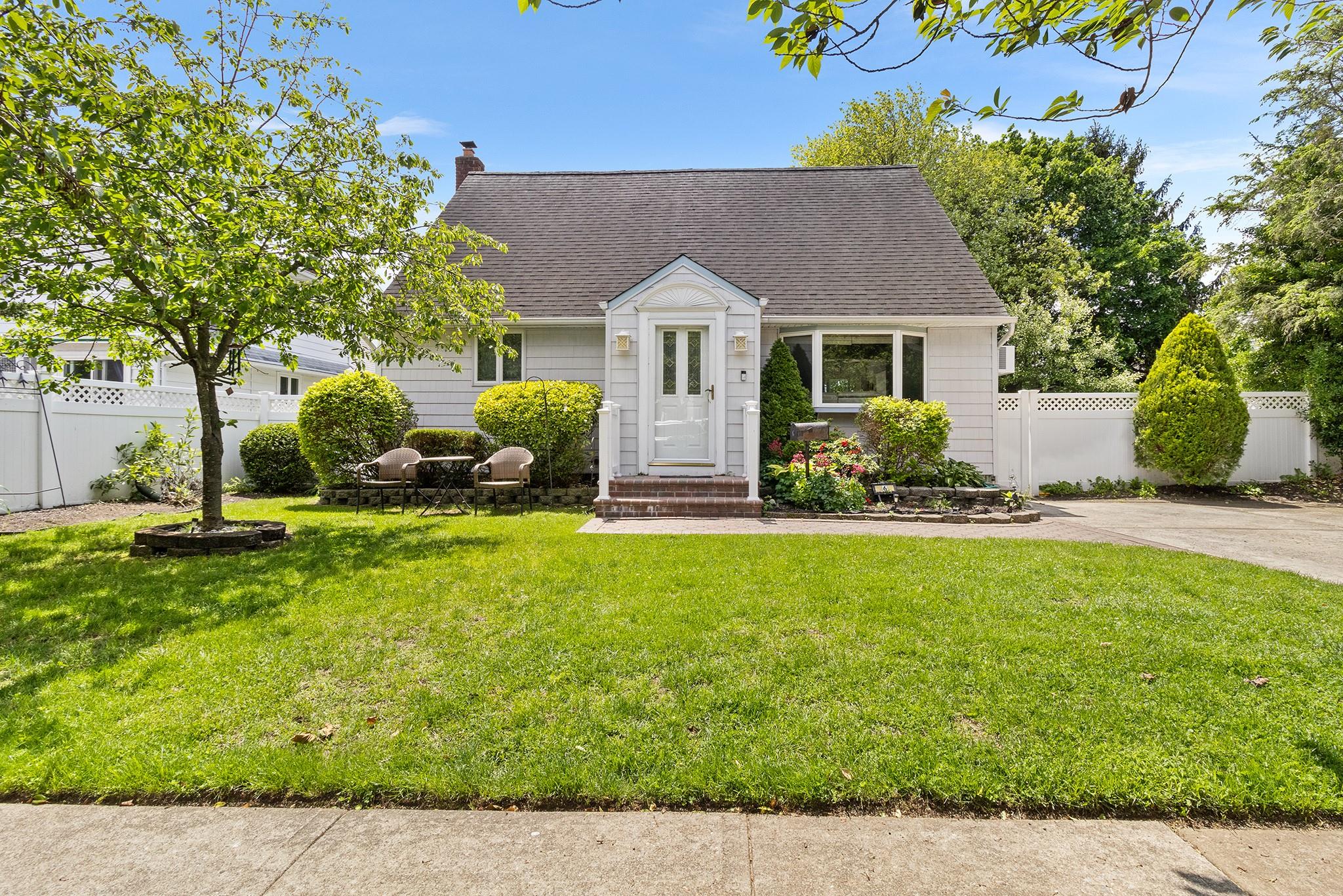 6 Cinque Drive, Farmingdale, New York image 1