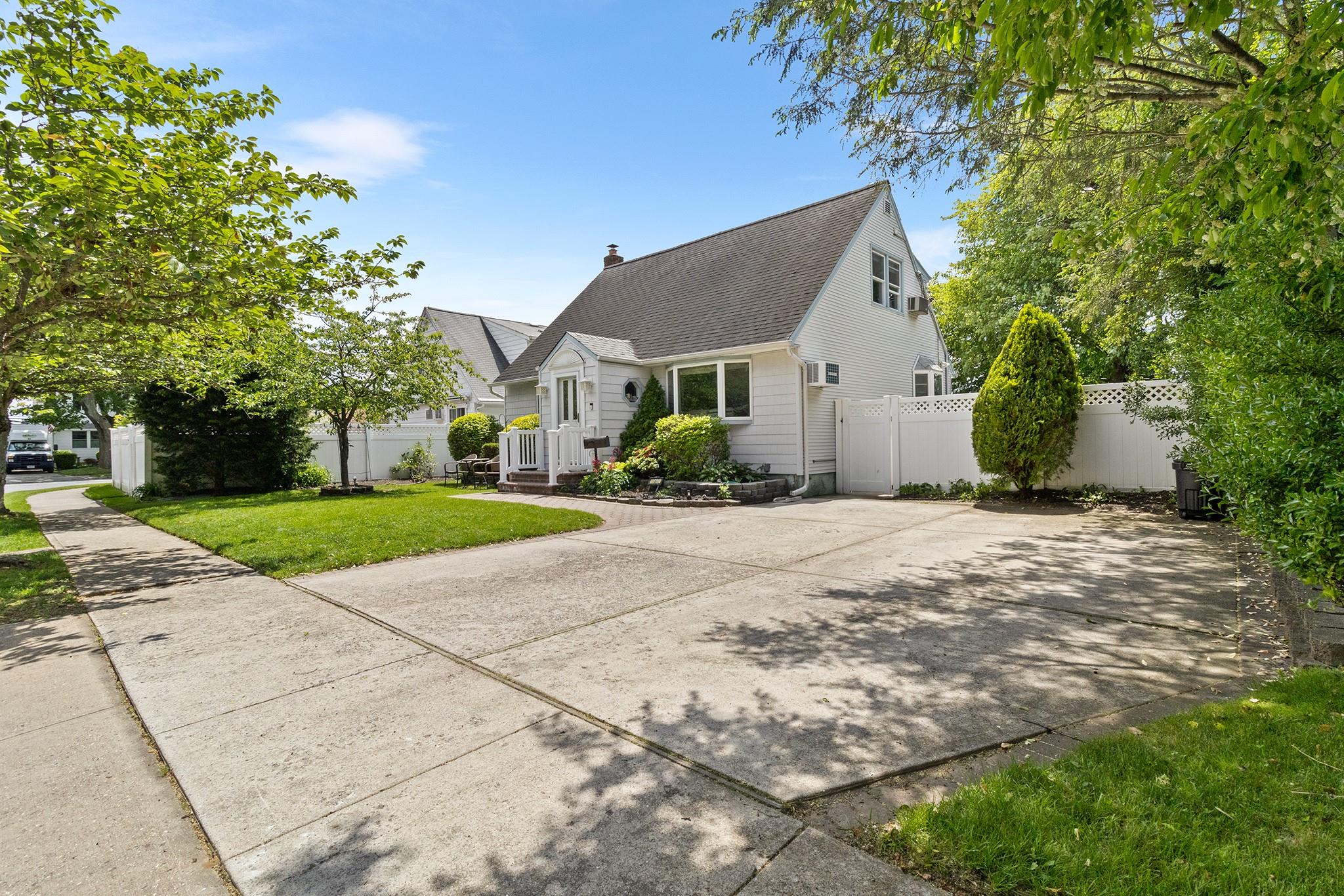 6 Cinque Drive, Farmingdale, New York image 2