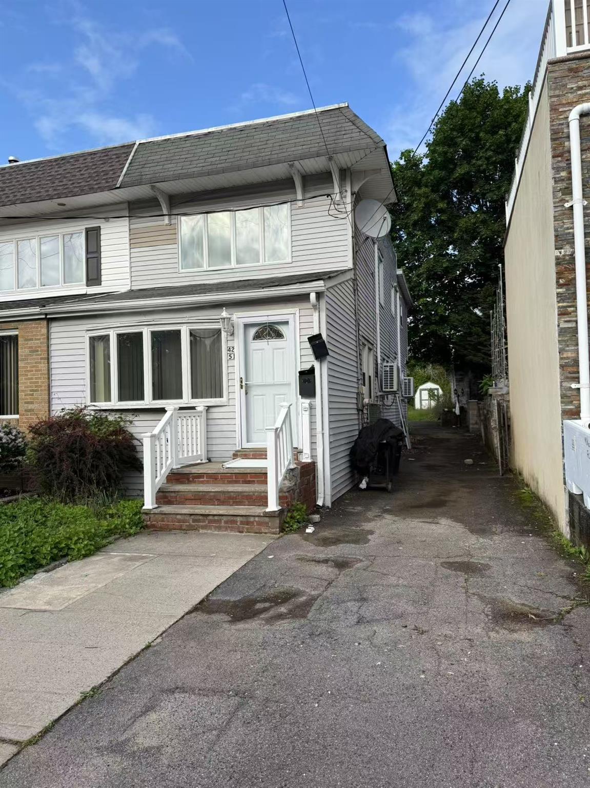 247th St St, Little Neck, Queens, NY - 4 Bedrooms  
2 Bathrooms  
7 Rooms - 