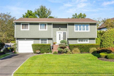 Photo of 67 Hemlock Lane, Bay Shore, NY 11706 (MLS # 910852)