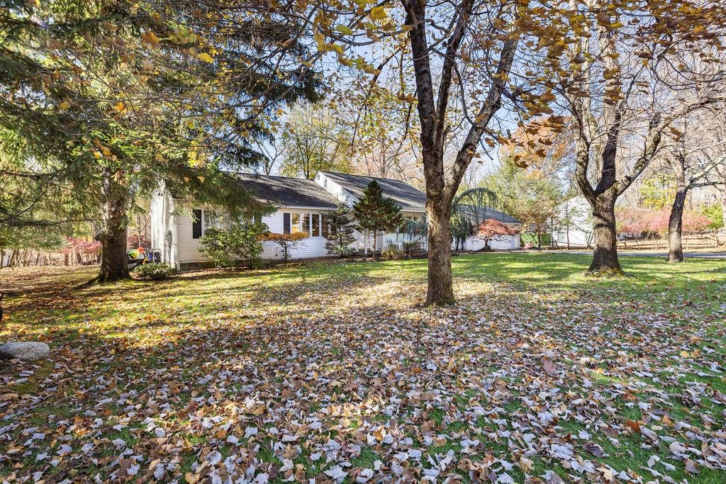 25 Edgebrook Lane, Airmont, New York image 2