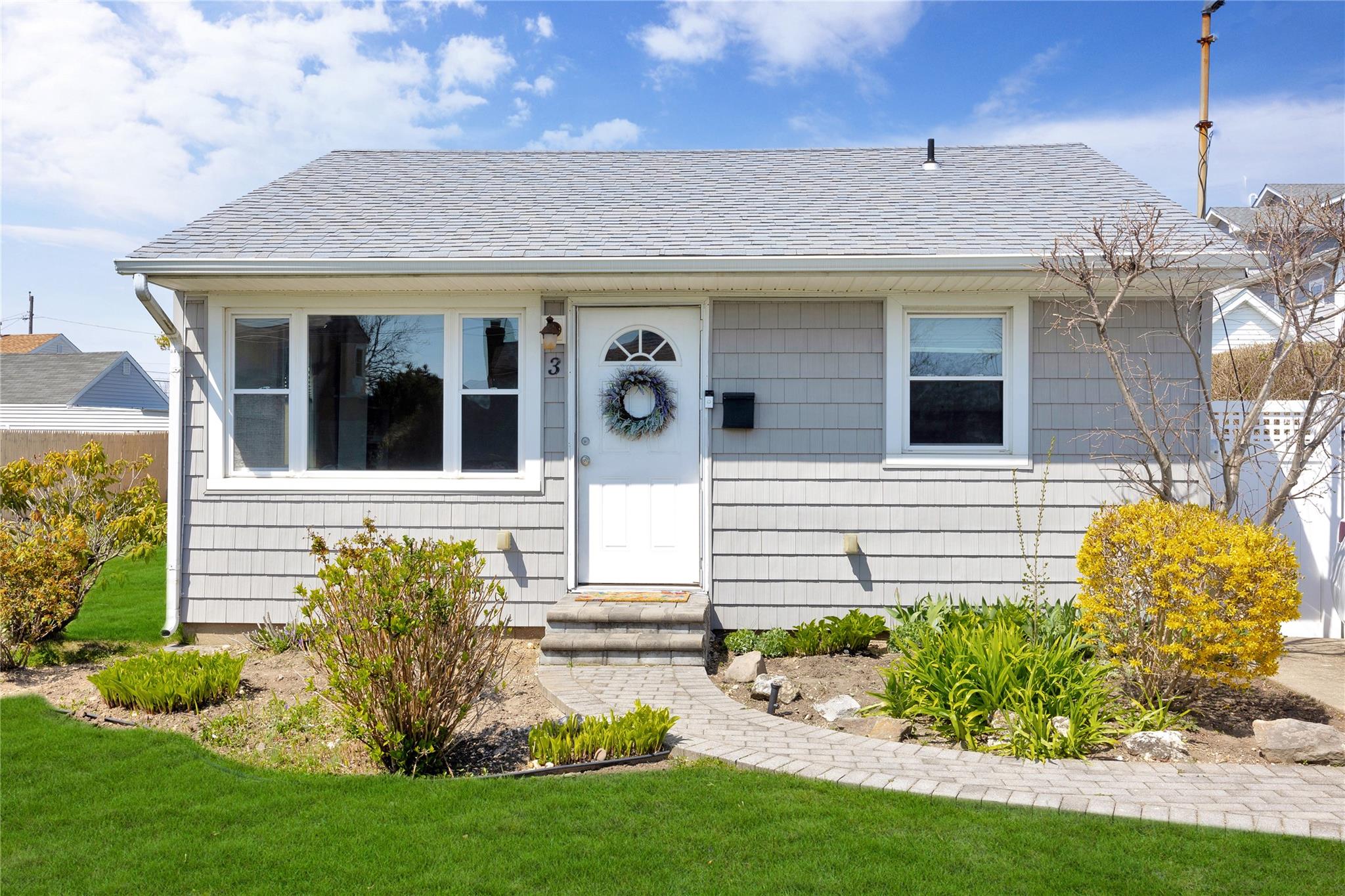 3 Kent Place, Amityville, New York image 1