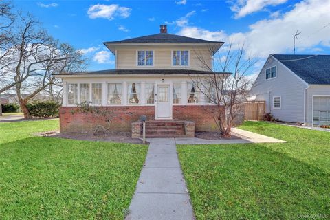 Homes For Sale - 31 Hiawatha Drive<br/> Brightwaters, NY 11718