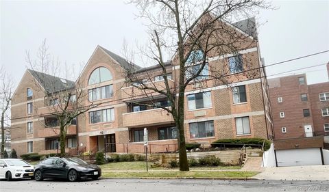 Condo For Sale - 10 Canterbury Road #1B<br/> Great Neck, NY 11021