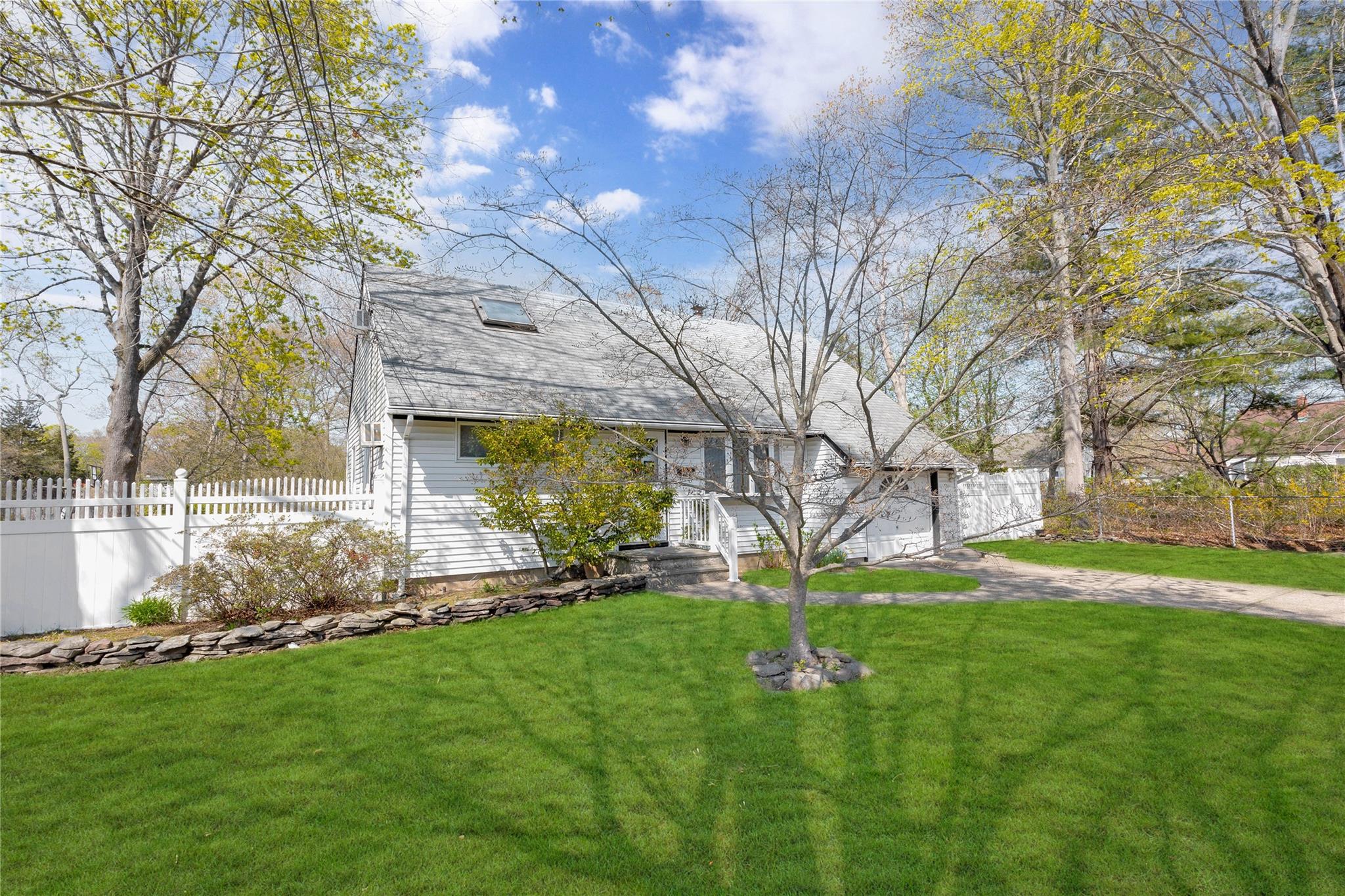 5 Krause Street, Bay Shore, New York image 2