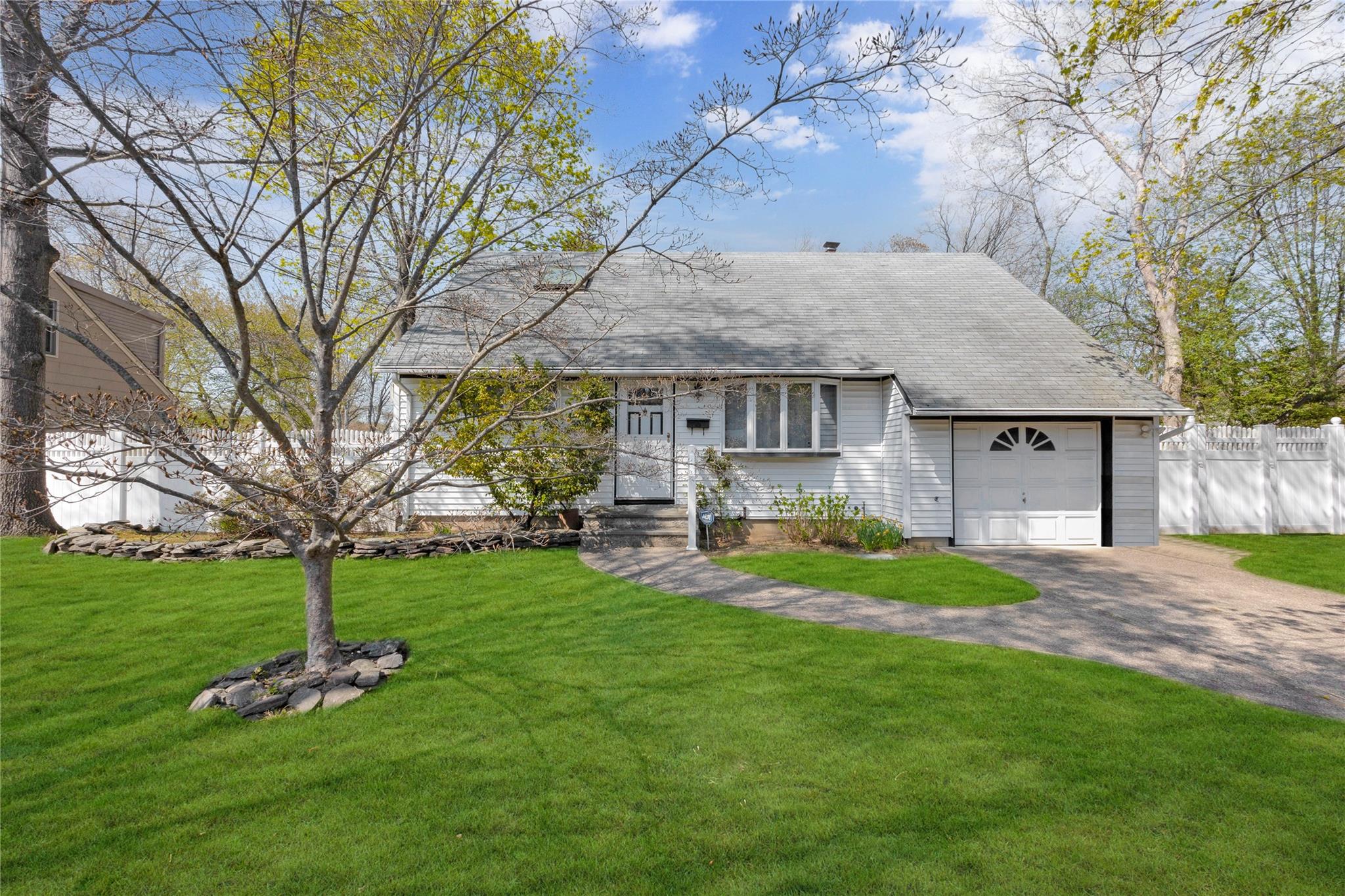 5 Krause Street, Bay Shore, New York image 1