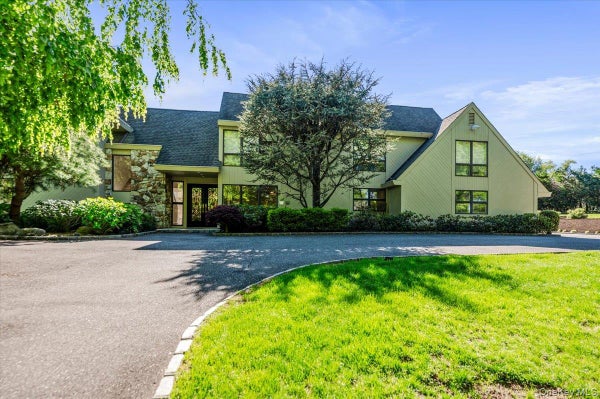 5 TWIN PONDS ST, GREAT NECK, NY 11024 - Image bcbca9da60491cb0c9bc92e3044f6d99/131088938